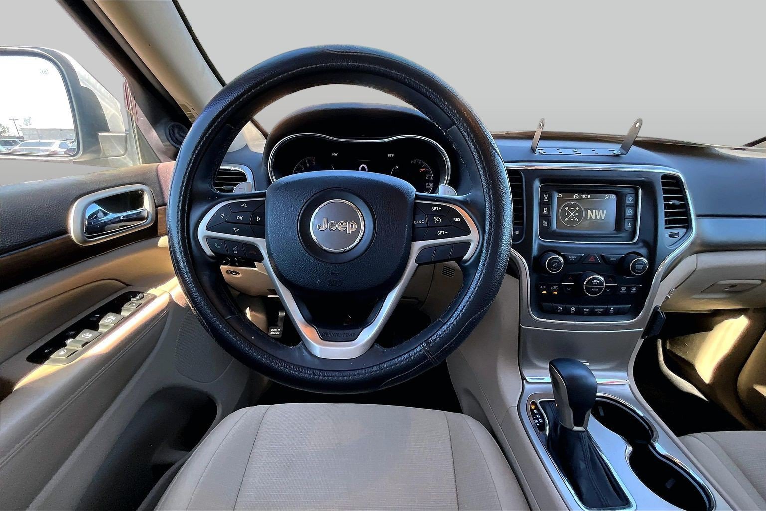 Used 2017 Jeep Grand Cherokee Laredo w/ Quick Order Package 23E AWD/4WD image 5