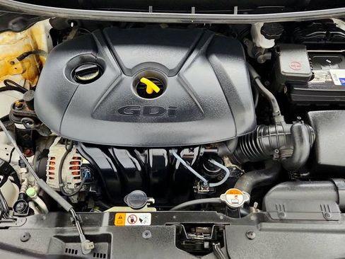 Used 2016 Hyundai Elantra GT FWD image 25