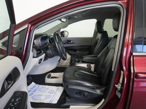 Used 2017 Chrysler Pacifica Touring-L w/ Tire & Wheel Group FWD image 24