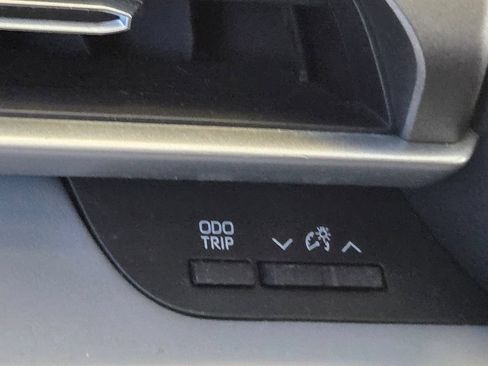 Used 2020 Toyota Highlander XLE AWD/4WD image 34