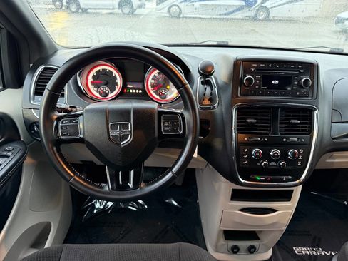 Used 2016 Dodge Grand Caravan SE image 30