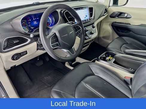 Used 2023 Chrysler Pacifica Touring-L image 11