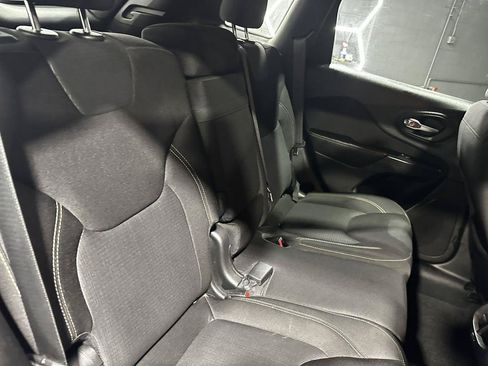 Used 2015 Jeep Cherokee Latitude FWD image 38