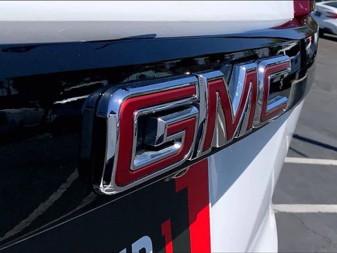 Used 2022 GMC Acadia SLE w/ Elevation Edition FWD image 30