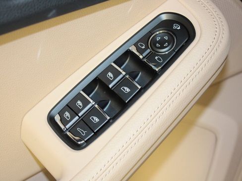 Used 2025 Porsche Macan image 15