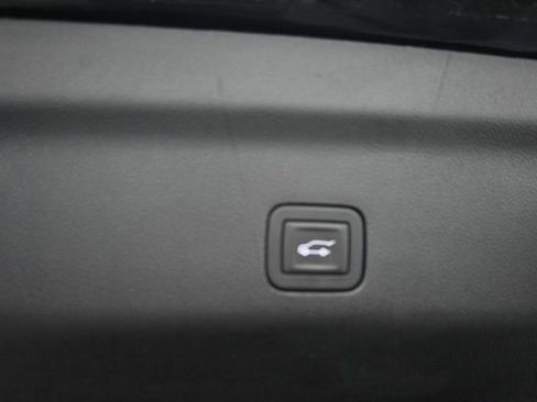 Used 2025 GMC Yukon AT4 Ultimate AWD/4WD image 9