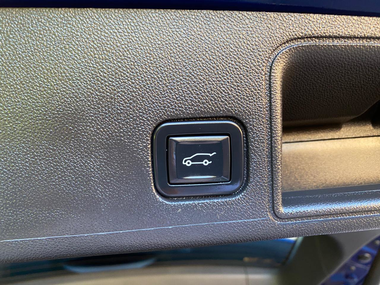 Used 2022 GMC Terrain SLT w/ Tech Package AWD/4WD image 8
