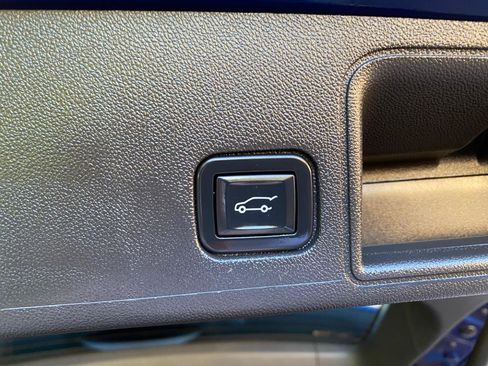 Used 2022 GMC Terrain SLT w/ Tech Package AWD/4WD image 8