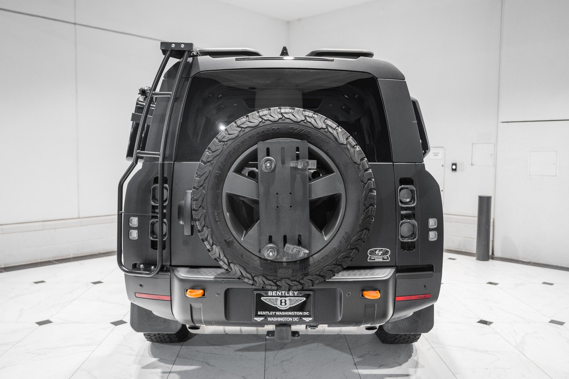 Used 2023 Land Rover Defender 130 SE AWD/4WD image 8
