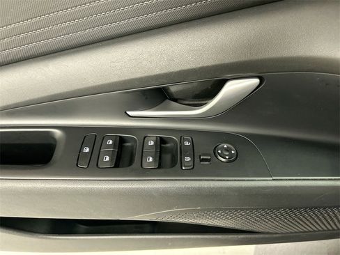 Used 2023 Hyundai Elantra SEL image 11