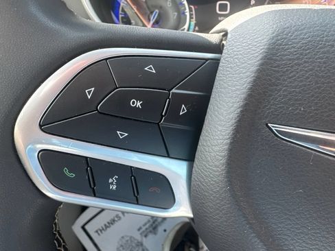Used 2024 Chrysler Pacifica Touring-L FWD image 15