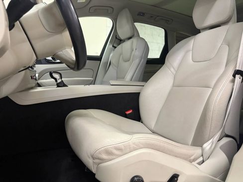 Used 2021 Volvo XC60 T5 Momentum AWD/4WD image 10
