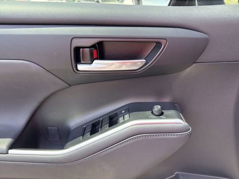 Used 2023 Toyota Highlander XLE FWD image 14