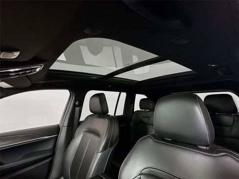 New 2026 Jeep Grand Cherokee Limited w/ Limited Altitude Package AWD/4WD image 17