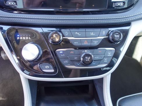 Used 2023 Chrysler Pacifica Limited FWD image 20