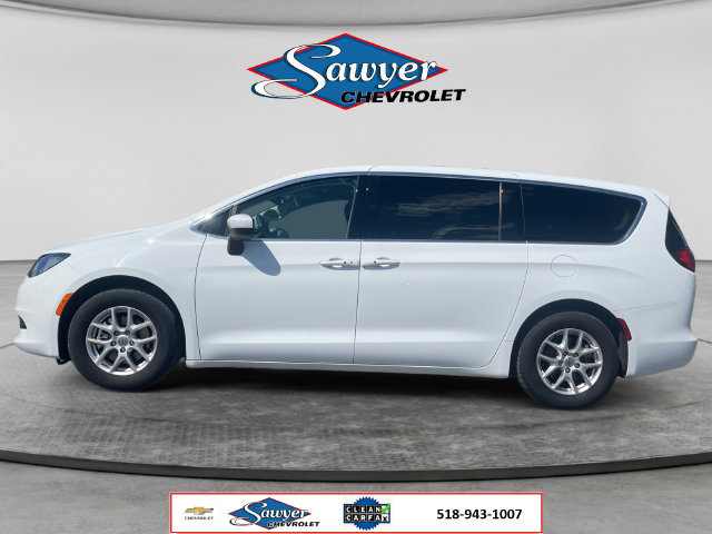 Used 2023 Chrysler Voyager LX FWD image 2