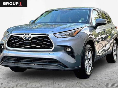 Used 2020 Toyota Highlander LE FWD image 1