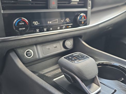 Used 2023 Nissan Rogue SV image 32