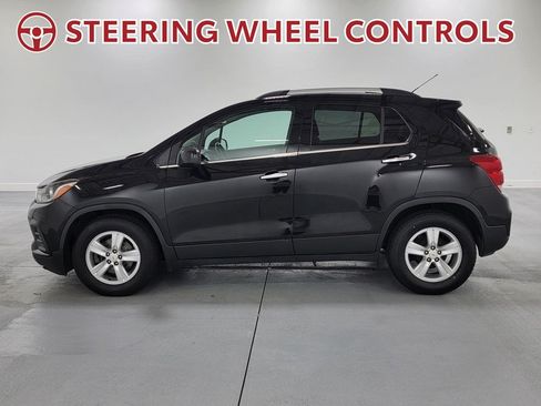 Used 2020 Chevrolet Trax LT w/ LT Convenience Package FWD image 5