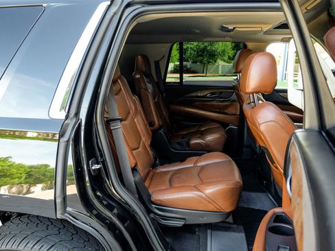 Used 2018 Cadillac Escalade Premium Luxury RWD image 40