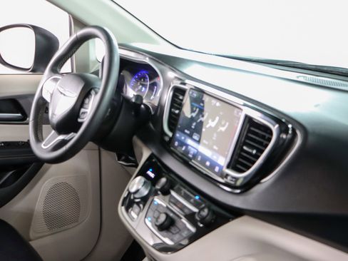 Used 2023 Chrysler Pacifica Touring-L image 26