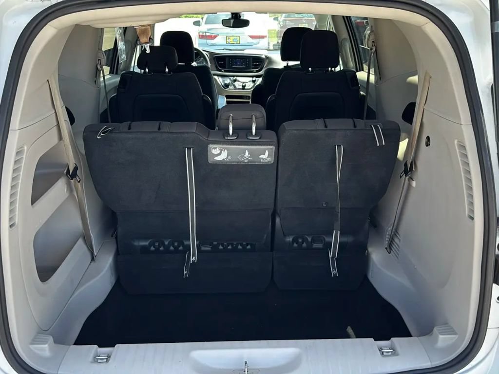 Used 2017 Chrysler Pacifica LX FWD image 21