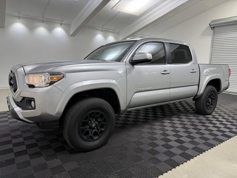 Used 2022 Toyota Tacoma SR5 w/ Technology Package image 4