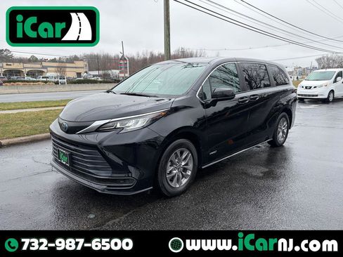 Used 2021 Toyota Sienna LE image 1