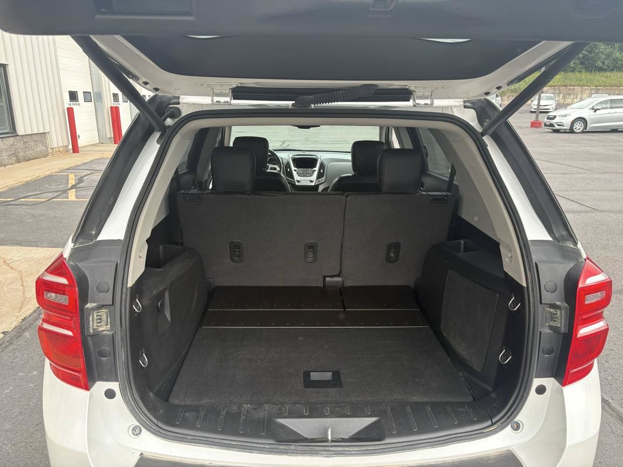 Used 2017 Chevrolet Equinox Premier w/ Enhanced Convenience Package AWD/4WD image 16