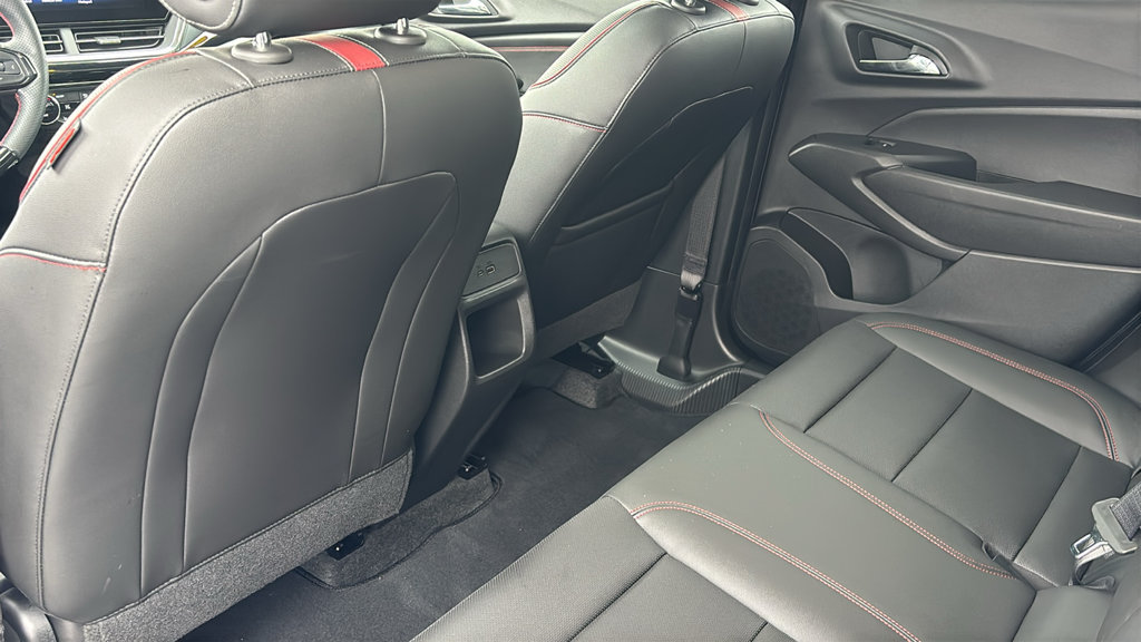 Used 2025 Chevrolet Trax RS w/ Sunroof Package FWD image 31