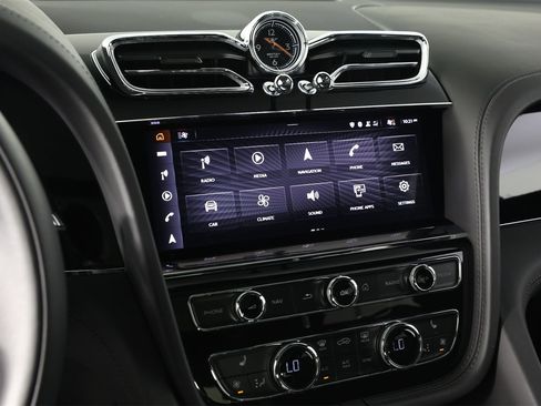 Used 2022 Bentley Bentayga image 21