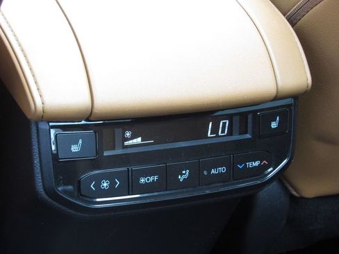 Used 2026 Toyota Highlander Limited AWD/4WD image 35