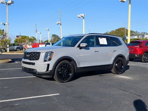 Used 2022 Kia Telluride SX w/ SX Prestige Package image 2