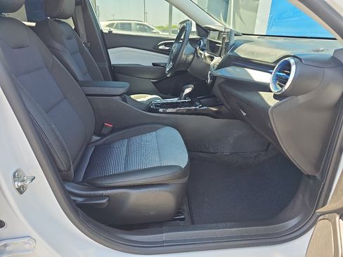 Used 2025 Chevrolet Trax LT w/ LT Convenience Package FWD image 10