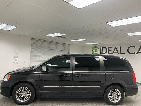 Used 2015 Chrysler Town & Country Touring-L image 8