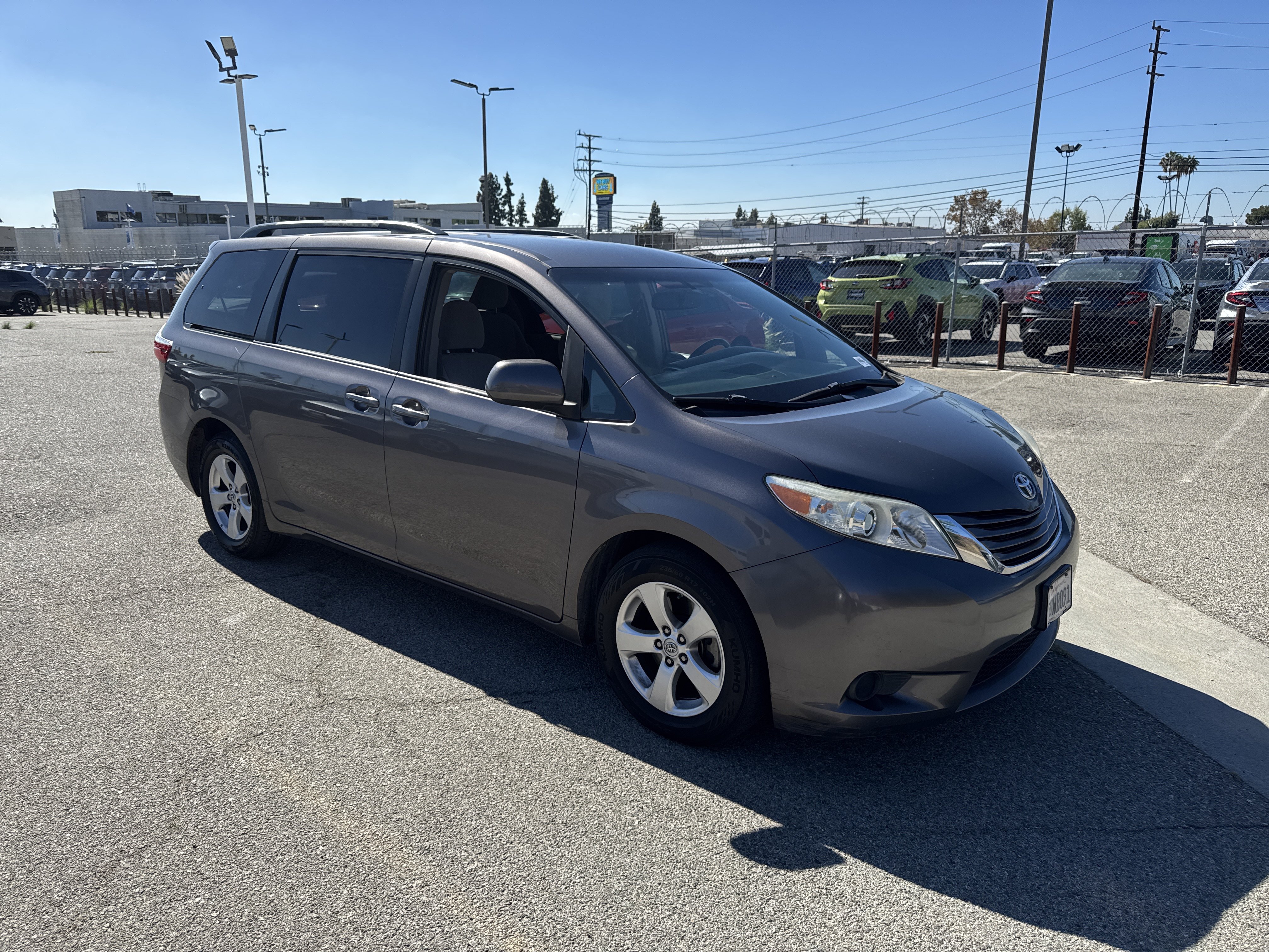 Used 2017 Toyota Sienna LE FWD image 2