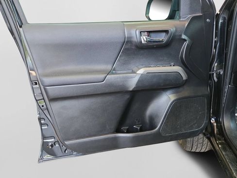 Used 2022 Toyota Tacoma TRD Off-Road RWD image 13
