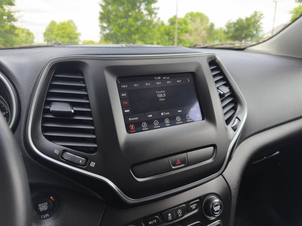 Used 2019 Jeep Cherokee Latitude Plus w/ Cold Weather Group AWD/4WD image 9