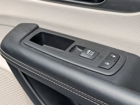 Used 2024 Chrysler Pacifica Touring-L FWD image 33