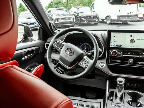 Used 2025 Toyota Highlander XSE AWD/4WD image 12