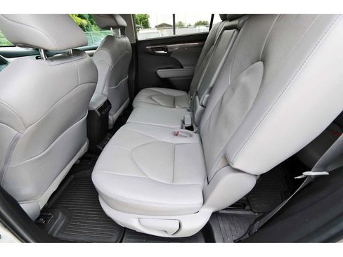 Used 2023 Toyota Highlander Limited FWD image 13