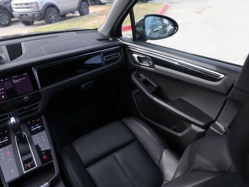 Used 2025 Porsche Macan image 28