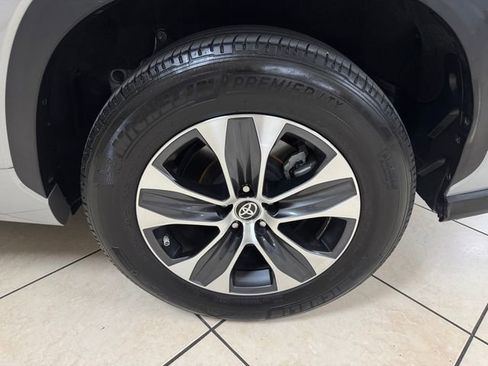 Used 2024 Toyota Highlander XLE image 25