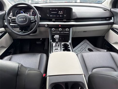 Used 2023 Kia Carnival LX image 20
