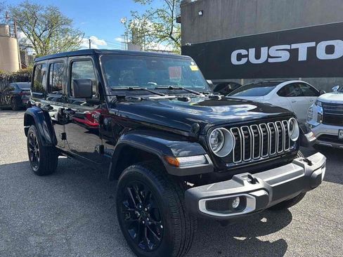 Used 2025 Jeep Wrangler Unlimited Sahara w/ Safety Group AWD/4WD image 3