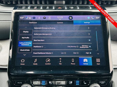 Used 2023 Jeep Grand Cherokee Limited w/ Luxury Tech Group II AWD/4WD image 9