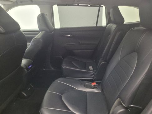 Used 2022 Toyota Highlander XLE image 18