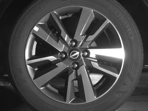 Used 2025 Nissan Versa SV FWD image 17
