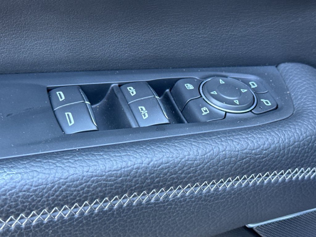 Used 2025 GMC Yukon Denali AWD/4WD image 13