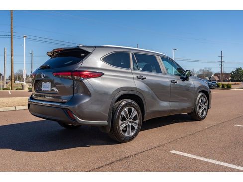 Used 2023 Toyota Highlander XLE image 5